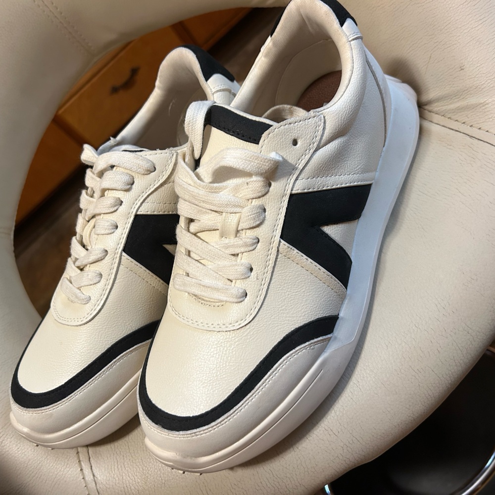 Mia Sneakers
